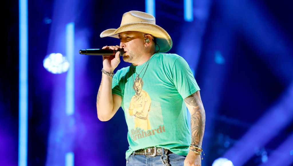 Jason Aldean Addresses Defiant Cincinnati Crowd Before Playing “Try That In A Small Town”